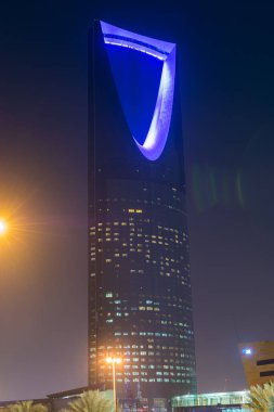  Gece görüşü. Krallık Kulesi 'nin neon ışığı. Suudi Arabistan Krallığı' nın en yüksek binası..