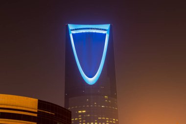  Gece görüşü. Krallık Kulesi 'nin neon ışığı. Suudi Arabistan Krallığı' nın en yüksek binası..