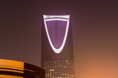  Gece görüşü. Krallık Kulesi 'nin neon ışığı. Suudi Arabistan Krallığı' nın en yüksek binası..