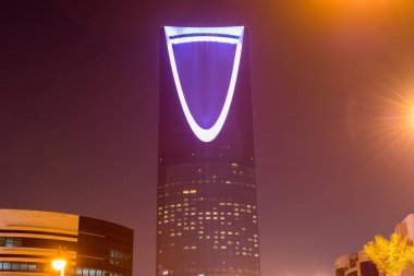  Gece görüşü. Krallık Kulesi 'nin neon ışığı. Suudi Arabistan Krallığı' nın en yüksek binası..