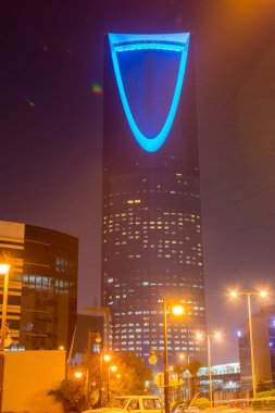  Gece görüşü. Krallık Kulesi 'nin neon ışığı. Suudi Arabistan Krallığı' nın en yüksek binası..