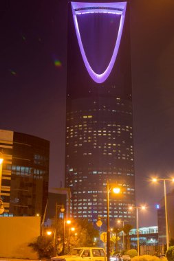 Gece görüşü. Krallık Kulesi 'nin neon ışığı. Suudi Arabistan Krallığı' nın en yüksek binası..