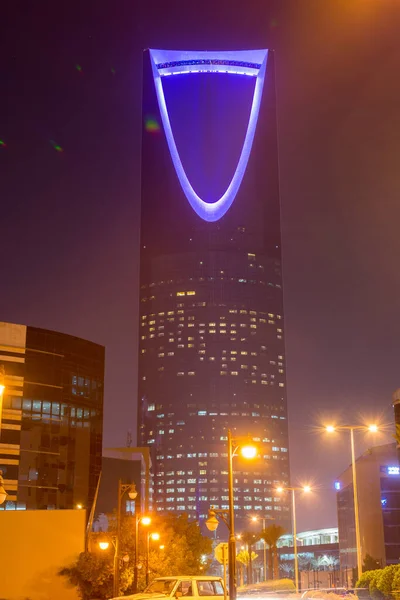  Gece görüşü. Krallık Kulesi 'nin neon ışığı. Suudi Arabistan Krallığı' nın en yüksek binası..