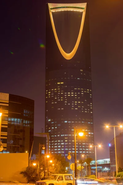  Gece görüşü. Krallık Kulesi 'nin neon ışığı. Suudi Arabistan Krallığı' nın en yüksek binası..