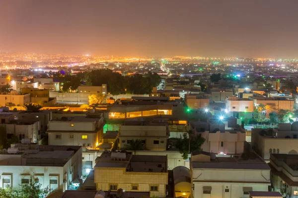  Riyad 'ın neon ışığı ve Suudi Arabistan' ın Riyad şehir merkezindeki binalar.