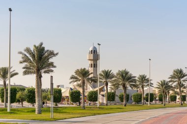 Dammam, Suudi Arabistan Krallığı 'ndaki Dammam Corniche sahil parkında palmiye ağaçları olan küçük bir cami.