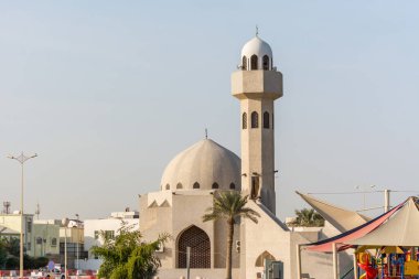 Dammam, Suudi Arabistan Krallığı 'ndaki Dammam Corniche sahil parkında palmiye ağaçları olan küçük bir cami.