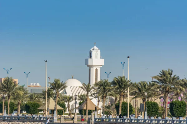 Una Pequeña Mezquita Común Mezquita Essa Dowayan Con Palmeras Parque — Foto de Stock