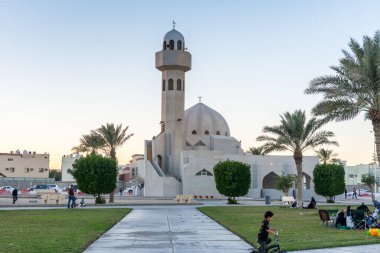  Suudi Arabistan 'ın Dammam kentindeki Corniche parkında alacakaranlık ışığı altında bir cami.