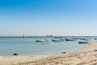 Suudi Arabistan Krallığı 'nın Dammam şehrindeki Corniche parkında denizde yüzen balıkçı teknesi..