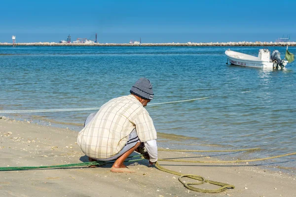 Pescador Árabe Atando Cuerda Del Yate Playa Con Fondo Del — Foto de Stock