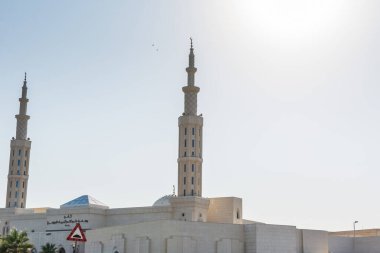 Dammam, Suudi Arabistan Krallığı 'ndaki Corniche sahil parkında palmiye ağaçları olan küçük bir cami.