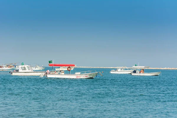 Barco Pesca Flutuando Mar Parque Corniche Dammam Arábia Saudita — Fotografia de Stock