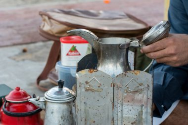  Suudi Arabistan Çelik Çaydanlığı ve fincanları Corniche Park, Dammam, Suudi Arabistan