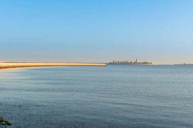 Mavi deniz ve adanın mavi gökyüzü sabah Dammam 'daki Corniche parkında, Suudi Arabistan Krallığı
