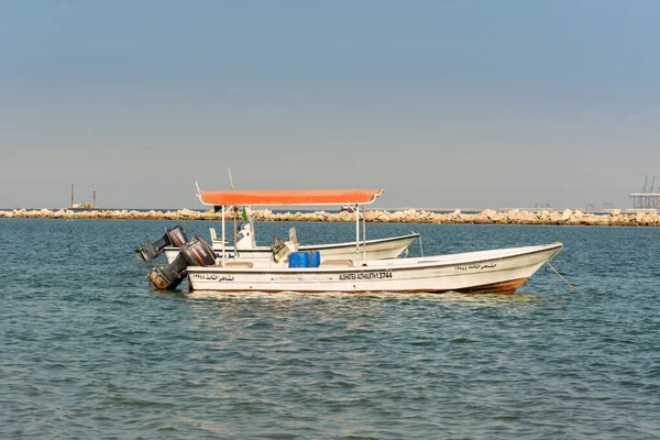 Рыбацкая Лодка Плавающая Моря Парке Корниш Даммам Саудовская Аравия — стоковое фото