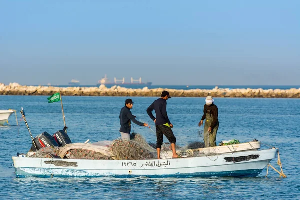 Tres Pescadores Están Pescando Barco Mar Damman Arabia Saudita — Foto de Stock