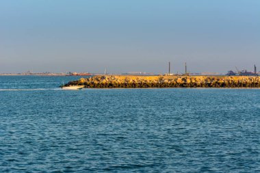 Suudi Arabistan Krallığı Dammam Denizi 'nde alacakaranlık altında taş baraj.
