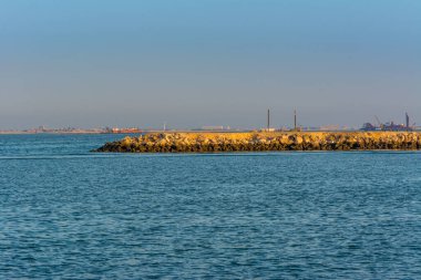 Suudi Arabistan Krallığı Dammam Denizi 'nde alacakaranlık altında taş baraj.