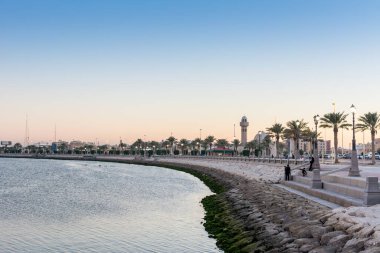 Suudi Arabistan 'ın Dammam şehrinde Corniche parkı alacakaranlık ışığı altında