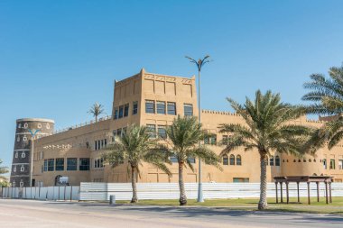 Dammam, Sudi Arabistan 'daki Corniche parkında bir kil kale binası.