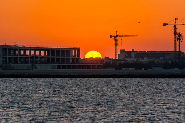 Krajobraz Słońca Wschodzącego Nad Placem Budowy Dźwigiem Morzu Rano Dammam — Zdjęcie stockowe