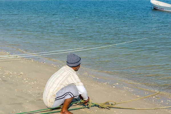Pescador Árabe Atando Cuerda Del Yate Playa Con Fondo Del — Foto de Stock
