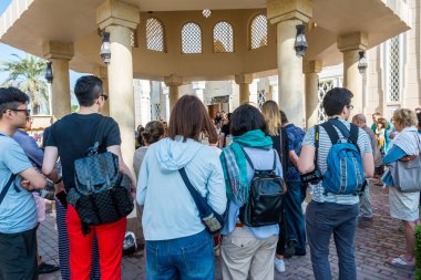 Dubai 'de halka açık ve gayrimüslim misafirleri ağırlamaya adanmış tek cami olan Wudu Pavyonu Jumeirah Camii' nin abdest musluklarında ayakta duran bir turist.