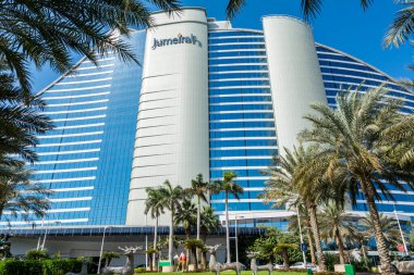  Jumeirah Beach Hotel, Dubai, Birleşik Arap Emirlikleri 'ndeki Jumeirah plajında modern bir yüksek bina..