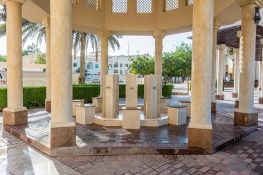  Dubai 'de halka açık ve gayrimüslim misafirleri ağırlamaya adanmış tek cami olan Jumeirah Camii' ndeki Wudu pavyonunun abdest muslukları..