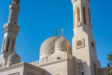 Dubai 'de halka açık ve gayrimüslim misafirleri ağırlamaya adanmış tek cami olan Jumeirah Camii' nin mimari kubbesi..