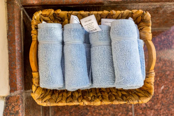 Clean Blue Towels Basket Hotel Guests — Stock Photo, Image