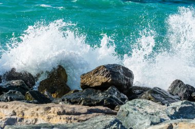  Basra Körfezi 'nin dalgaları, Birleşik Arap Emirlikleri' nin Dubai 'deki Palm Jumeirah adasındaki hilal yolunda dalgalanan dalgalar..