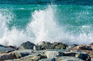  Basra Körfezi 'nin dalgaları, Birleşik Arap Emirlikleri' nin Dubai 'deki Palm Jumeirah adasındaki hilal yolunda dalgalanan dalgalar..