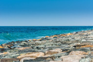  Basra Körfezi 'nin dalgaları, Birleşik Arap Emirlikleri' nin Dubai 'deki Palm Jumeirah adasındaki hilal yolunda dalgalanan dalgalar..