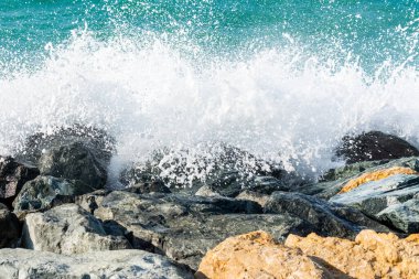  Basra Körfezi 'nin dalgaları, Birleşik Arap Emirlikleri' nin Dubai 'deki Palm Jumeirah adasındaki hilal yolunda dalgalanan dalgalar..