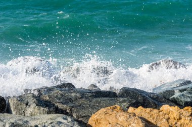  Basra Körfezi 'nin dalgaları, Birleşik Arap Emirlikleri' nin Dubai 'deki Palm Jumeirah adasındaki hilal yolunda dalgalanan dalgalar..