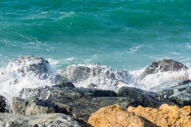  Basra Körfezi 'nin dalgaları, Birleşik Arap Emirlikleri' nin Dubai 'deki Palm Jumeirah adasındaki hilal yolunda dalgalanan dalgalar..