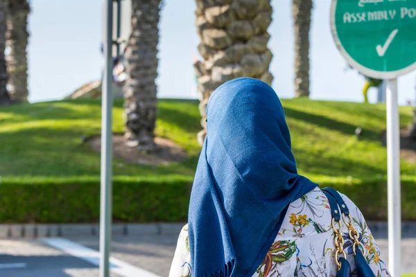 Una Mujer Árabe Vestida Con Ropa Árabe Tradicional Caminando Por — Foto de Stock