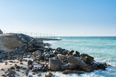 Dalgalar Ras Al Khaimah, BAE 'de plajı sifonu çekiyor.