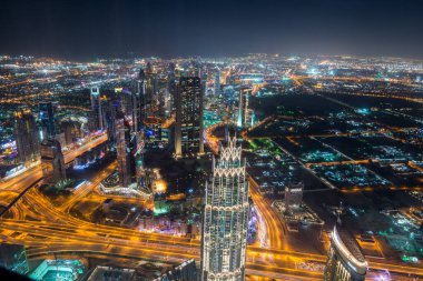Dubai 'nin Dubai' deki Burj Halife Kulesi 'nin tepesinden gece görüşü, Birleşik Arap Emirlikleri, dünyanın en yüksek binası..