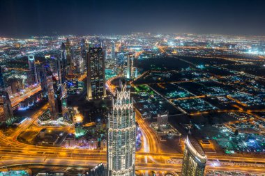 Dubai 'nin Dubai' deki Burj Halife Kulesi 'nin tepesinden gece görüşü, Birleşik Arap Emirlikleri, dünyanın en yüksek binası..