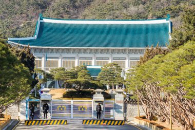  Mavi Saray, Chewongde, Bukhansan Dağı 'nın geçmişine sahip Kore cumhurbaşkanının resmi ikametgahıdır.. 