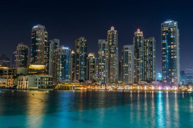 Dünyanın en yüksek binası olan Burj Halife Kulesi 'nin yakınındaki ufuk çizgilerinin gece görüşü..