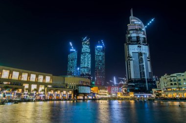 Dünyanın en yüksek binası olan Burj Halife Kulesi 'nin yakınındaki ufuk çizgilerinin gece görüşü..