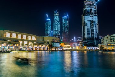 Dünyanın en yüksek binası olan Burj Halife Kulesi 'nin yakınındaki ufuk çizgilerinin gece görüşü..