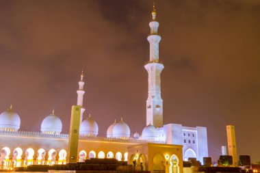 Abu Dabi 'deki Şeyh Zayed Büyük Camii olarak da bilinen Büyük Camii' nin gece manzarası, Birleşik Arap Emirlikleri, çok popüler bir turistik bölge..