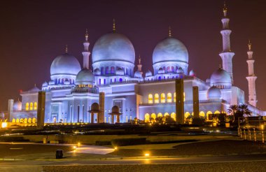 Abu Dabi, BAE 'deki Büyük Cami Kubbeleri' nin gece görüşü, İran, Babür ve Berberi camii mimarisinden esinlenerek Şeyh Zayed Büyük Camii olarak da adlandırılır.