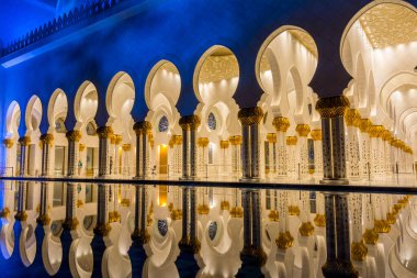 Abu Dabi, BAE 'deki Büyük Cami' nin gece görüş açısı ve İran, Babür ve Fas camii mimarisinden esinlenerek Şeyh Zayed Büyük Camii olarak da adlandırılan sudaki yansıma. 