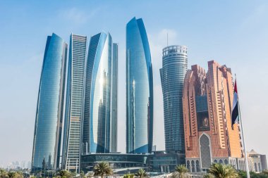Etihad Kuleleri, Birleşik Arap Emirlikleri 'nin başkenti Abu Dabi' de bir bina kompleksi. Abu Dabi, BAE 'deki Emirates saray otelinden görüntü